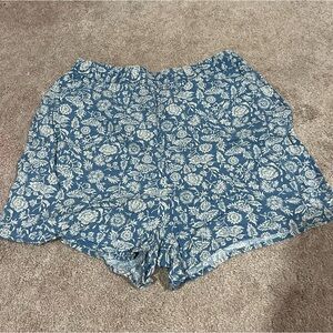 Floral shorts with pockets super cute perfect condition